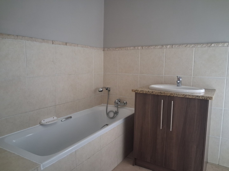 To Let 3 Bedroom Property for Rent in Hillside Free State